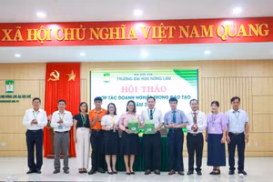 Trường Đại học Nông Lâm, Đại học Huế ký kết hợp tác với doanh nghiệp tại hội thảo.
