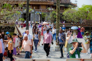Đông du khách đến tham quan Đại Nội Huế dịp nghỉ lễ 30/4-1/5. (Ảnh: Đình Hoàng)