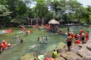 Du khách đến tham quan, nghỉ dưỡng tại Huế dịp lễ 30/4-1/5, vượt gần gấp đôi so với dự ước ban đầu.
