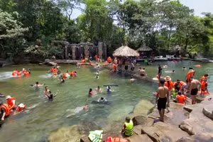 Du khách đến tham quan, nghỉ dưỡng tại Huế dịp lễ 30/4-1/5, vượt gần gấp đôi so với dự ước ban đầu.