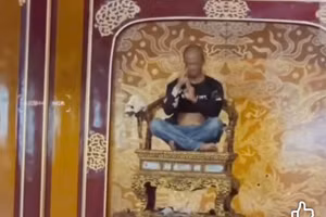 Người đàn ông lên ngồi chễm chệ trên ngai vàng - bảo vật quốc gia tại Điện Thái Hòa, Đại Nội Huế.