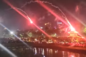 Nhiều trái hỏa pháo bắn từ Kỳ đài Huế rơi vào khu vực người dân và du khách đứng xem ở Phu Văn Lâu, TP Huế tối 3/5.