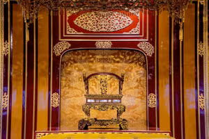 Bảo vật quốc gia ngai vua triều Nguyễn đặt tại Điện Thái Hòa, Đại Nội Huế.