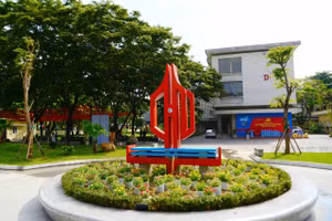 Công trình Công viên cổng 34 Lê Lợi tại Trường Đại học Sư phạm, Đại học Huế vừa được gắn biển nhằm chào mừng Đại hội Đảng bộ Trường lần thứ XVI nhiệm kỳ 2025-2030. (Ảnh: Huy Lê)