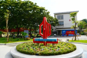 Công trình Công viên cổng 34 Lê Lợi tại Trường Đại học Sư phạm, Đại học Huế vừa được gắn biển nhằm chào mừng Đại hội Đảng bộ Trường lần thứ XVI nhiệm kỳ 2025-2030. (Ảnh: Huy Lê)