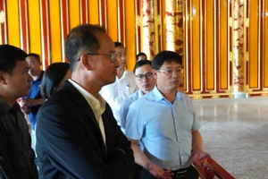 Lãnh đạo UBND TP Huế và Trung tâm Bảo tồn Di tích Cố đô Huế kiểm tra tại Điện Thái Hòa ngày 26/5. (Ảnh: H.T)