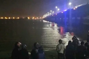 Cơ quan chức năng và người dân tại hiện trường mẹ ôm con nhỏ 8 tháng tuổi nhảy cầu tự vẫn.