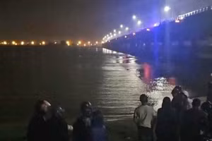 Cơ quan chức năng và người dân tại hiện trường mẹ ôm con nhỏ 8 tháng tuổi nhảy cầu tự vẫn.