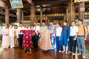 Trao tặng 2 chiếc áo dài quý của mẹ vua Bảo Đại cho TP Huế. (Ảnh: Trần Thiện)