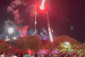 Nhiều trái hỏa pháo bắn từ Kỳ Đài Huế bay lạc đường vào khu vực người dân, du khách đứng xem ở Phu Văn Lâu tối 3/5.