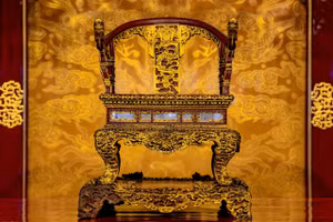 Chiếc ngai vàng lịch sử tại Điện Thái Hòa - Đại Nội Huế bị phá hoại đáng tiếc. (Ảnh: Đình Hoàng).