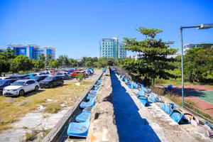 Một trong những khu đất "vàng" tại trước Nhà thi đấu Bà Triệu và đường Hà Huy Tập được UBND TP Huế đưa vào đấu giá năm 2025. (Ảnh: Hoàng Hải)