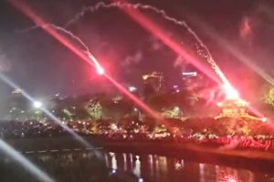 Nhiều trái hỏa pháo "lạc đường" rơi vào khu vực người dân và du khách đứng xem ở Phu Văn Lâu tối 3/5.