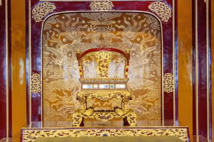 Ngai vàng phiên bản phục chế tỷ lệ 1:1 vừa được đưa vào thay tạm chiếc Ngai vua triều Nguyễn - Bảo vật quốc gia vừa bị kẻ xấu phá hoại. (Ảnh: T.T)