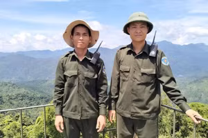 2 cán bộ bảo vệ rừng thuộc Trạm Quản lý bảo vệ rừng Phong Xuân chở nữ sinh đi xuyên rừng, xuyên đêm về nhà an toàn. (Ảnh: BQLRPHBSH)