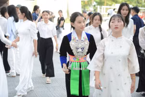 Các thí sinh tham dự Kỳ thi Đánh giá năng lực các môn năng khiếu Khối M và N do Trường Đại học Sư phạm, Đại học Huế tổ chức. (Ảnh: Huy Lê)