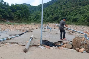 Hiện trường các hàng quán bị nước lũ cuốn trôi tại xã Phong Mỹ, thị xã Phong Điền, TP Huế. (Ảnh: B.T)