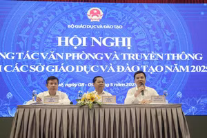 Thứ trưởng Bộ GD&ĐT Lê Tấn Dũng (ở giữa), Chánh Văn phòng Bộ GD&ĐT Trần Quang Nam (bên phải) và Giám đốc Sở GD&ĐT TP Huế Nguyễn Tân (bên trái) chủ trì Hội nghị. Ảnh: Hoàng Hải.