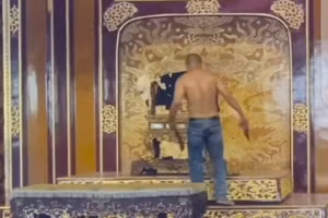 Người đàn ông này cầm 2 vật thể lạ ở 2 tay.