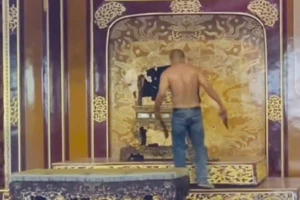 Người đàn ông này cầm 2 vật thể lạ ở 2 tay.