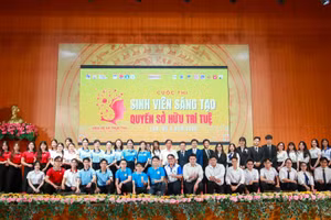 Ban tổ chức cùng các đội thi chụp ảnh lưu niệm.