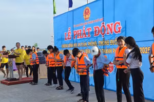 Học sinh được hướng dẫn cách mặc áo phao và các kỹ năng dưới nước tại Lễ phát động chương trình bơi an toàn, phòng chống đuối nước tại TP Huế. (Ảnh: Ngọc Minh)