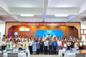 Lãnh đạo Trường Đại học Sư phạm, Đại học Huế cùng các sinh viên, nhóm sinh viên đoạt giải thưởng chụp ảnh lưu niệm. (Ảnh: Đại Dương)