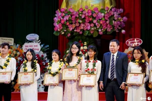 Hiệu trưởng Trường Đại học Nông Lâm, Đại học Huế trao bằng khen đến các thủ khoa tân sinh viên năm học mới.