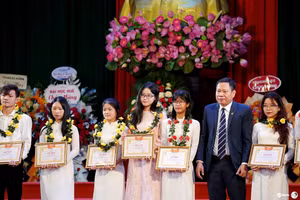 Hiệu trưởng Trường Đại học Nông Lâm, Đại học Huế trao bằng khen đến các thủ khoa tân sinh viên năm học mới.