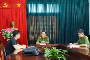 Công an phường Phú Xuân, TP Huế làm việc với sinh viên Nguyễn Văn H. (áo đen) về việc bị nhóm đối tượng lạ mặt lừa gần nửa tỷ đồng. (Ảnh: CACC)