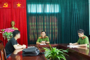 Công an phường Phú Xuân, TP Huế làm việc với sinh viên Nguyễn Văn H. (áo đen) về việc bị nhóm đối tượng lạ mặt lừa gần nửa tỷ đồng. (Ảnh: CACC)