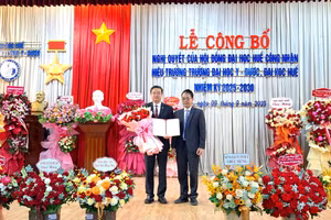 Trao Nghị quyết công nhận Hiệu trưởng Trường Đại học Y - Dược, Đại học Huế nhiệm kỳ 2025-2030 cho GS.TS Nguyễn Vũ Quốc Huy (trái).
