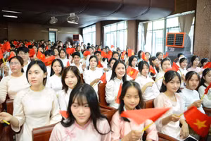 Học sinh sinh viên Trường Đại học Sư phạm, Đại học Huế hân hoan trong ngày khai giảng năm học mới, kỳ vọng vào nhiều bước tiến của giáo dục nước nhà. (Ảnh: ĐHSPH)