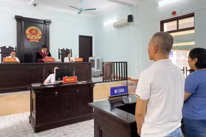 Phiên tòa sơ thẩm xét xử Phan Thị Thanh Thúy và Nguyễn Văn Hùng về tội “Chứa mại dâm”.