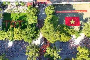 Bản đồ tổ quốc Việt Nam ấn tượng và thiêng liêng được học sinh và thầy cô giáo Trường tiểu học Trần Quốc Toản, TP Huế xếp hình trong Lễ khai giảng.