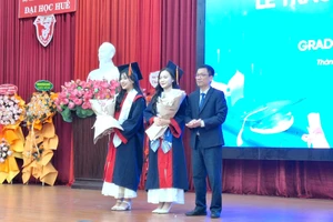Các sinh viên xuất sắc tốt nghiệp Khoa Quốc tế - Đại học Huế được khen thưởng.