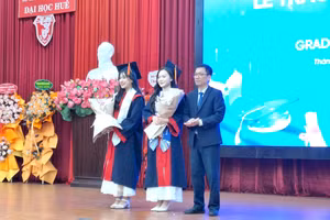 Các sinh viên xuất sắc tốt nghiệp Khoa Quốc tế - Đại học Huế được khen thưởng.