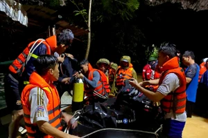 Công an TP Huế triển khai lực lượng tìm kiếm người phụ nữ mất tích do lũ cuốn trong đêm 27/9. (Ảnh: CACC)