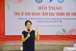 Các đại biểu chia sẻ kinh nghiệm về thực hiện chương trình Trường học Hạnh phúc tại TP Huế.