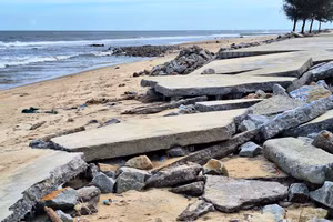 Một đoạn dài bờ biển phường Thuận An, TP Huế bị sóng biển đánh tan nát.