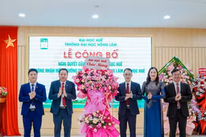 Lãnh đạo Đại học Huế tặng hoa chúc mừng PGS.TS Trần Thanh Đức, Hiệu trưởng Trường Đại học Nông Lâm (thứ 2 từ trái sang) nhiệm kỳ 2025-2030.