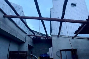 Nhiều nhà dân bị lốc xoáy thổi bay mái tại xã Quảng Điền, TP Huế sáng 28/9. (UBNDQD)