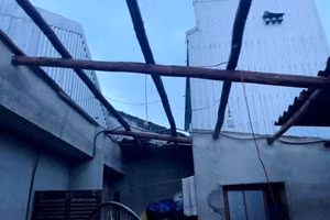 Nhiều nhà dân bị lốc xoáy thổi bay mái tại xã Quảng Điền, TP Huế sáng 28/9. (UBNDQD)