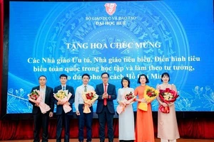 Đại học Huế khen thưởng các thầy cô giáo nhân dịp lễ 20/11. (Ảnh: ĐHH)