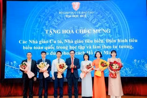 Đại học Huế khen thưởng các thầy cô giáo nhân dịp lễ 20/11. (Ảnh: ĐHH)