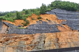 Sạt lở trên cao tốc La Sơn – Túy Loan do mưa lớn. (Ảnh: Đại Dương)