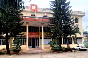 Một số cán bộ của TAND tỉnh Đắk Lắk vừa bị tạm giữ để phục vụ công tác điều tra. (Ảnh: Thành Tâm)