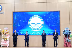 Lãnh đạo Trường Đại học Kinh tế, Đại học Huế bấm nút ra mắt Logo và bộ nhận diện thương hiệu mới. (Ảnh: Đại Dương)