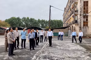 Đoàn làm việc của Thứ trưởng Lê Tấn Dũng đi kiểm tra các công trình, dự án của Đại học Huế sáng 14/4.