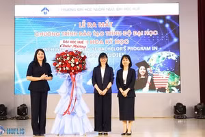 TS Đỗ Thị Xuân Dung, Phó Giám đốc Đại học Huế (bên trái) tặng hoa chúc mừng lãnh đạo Trường Đại học Ngoại ngữ, Đại học Huế tại lễ ra mắt ngành Hoa Kỳ học.